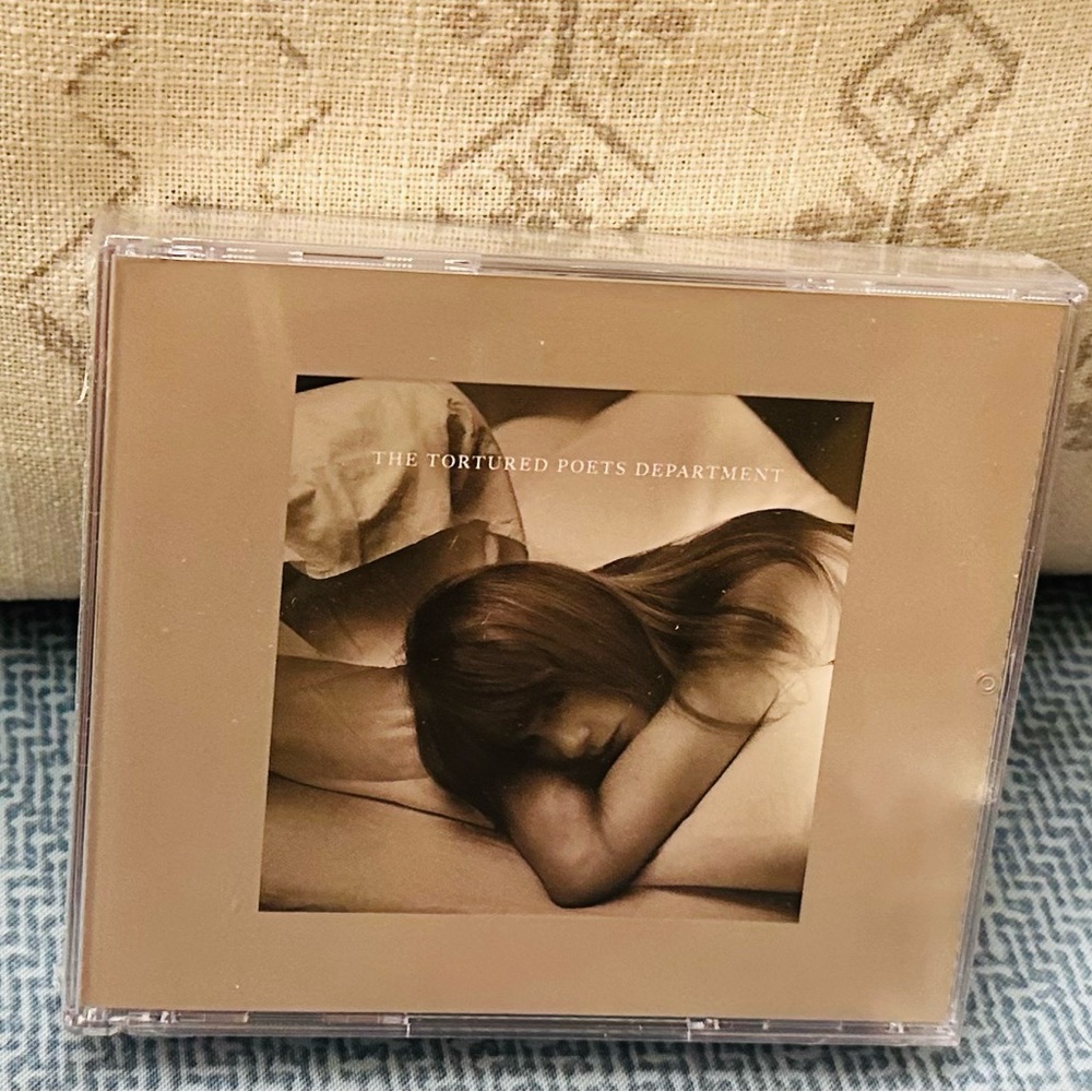 Collectors edition: The Tortured Poets Dept Deluxe CD + Bonus Track "The Bolter"
